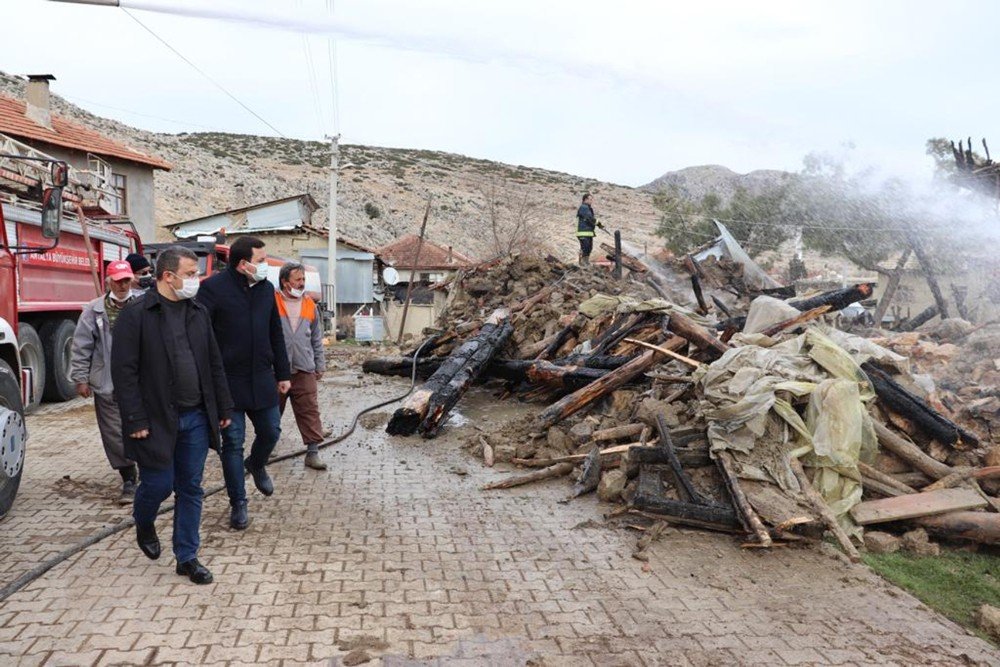 Kaymakamlıktan Evi Yanan Ve Hayvanları Telef Olan Ailelere 65 Bin Liralık Destek