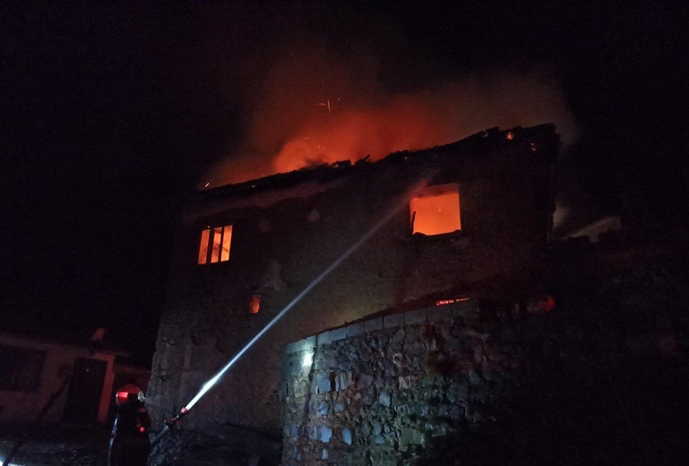 Balıkesir’de Köy Evi Alevlere Teslim Oldu