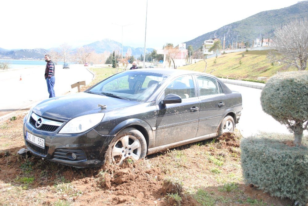 Direksiyon Hakimiyetini Kaybeden Sürücü Orta Refüje Çıktı
