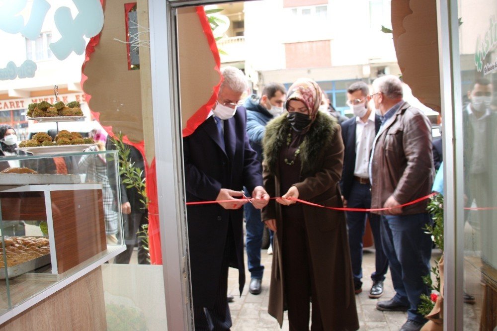 Antep’ten Oltu’ya Tatlı Getiriyorlar