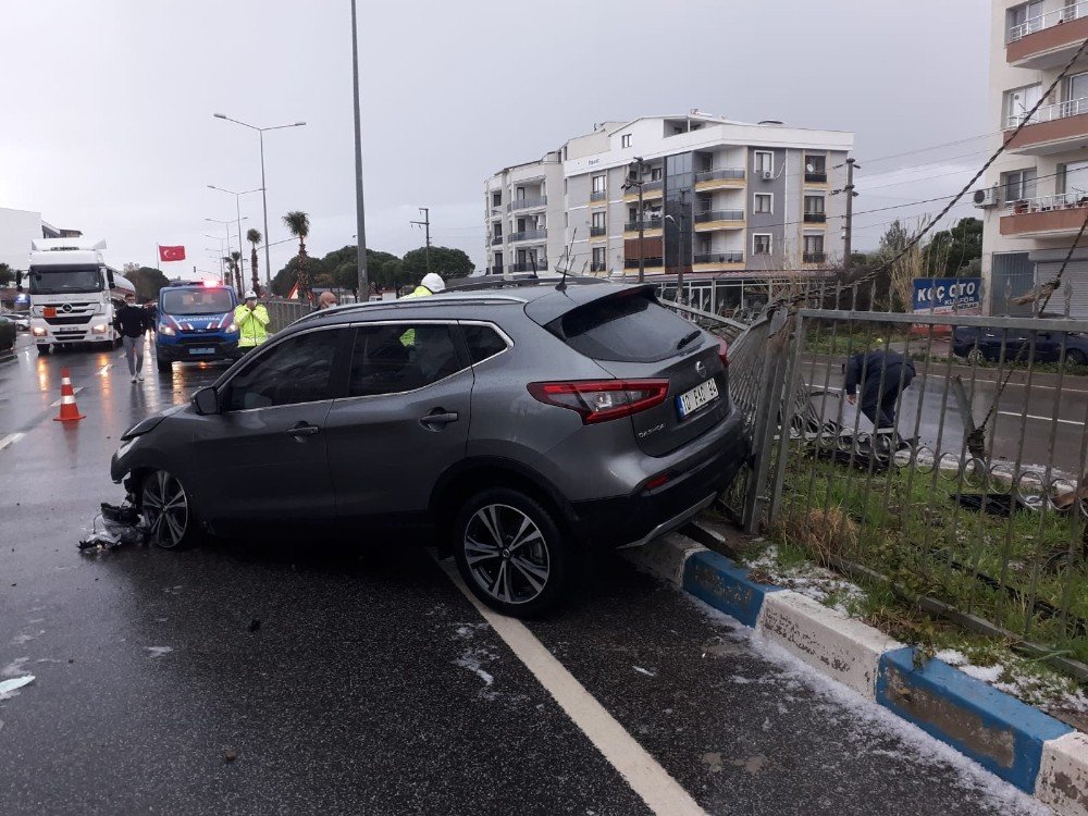 İ̇zmir’de Dolu Yağışı Yolları Kayganlaştırdı, Kazalar Ardı Ardına Geldi