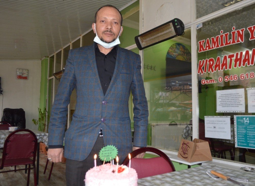 Tavşanlılı Esnaf Pasta Keserek ’koronasız’ Günler Diledi