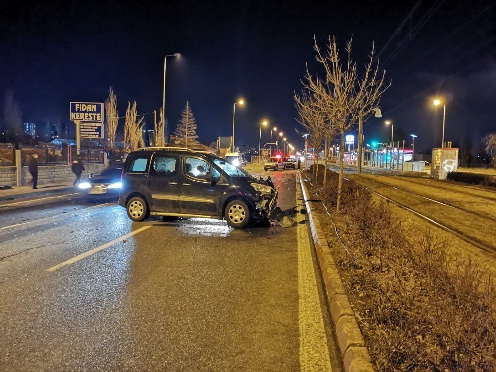 Hafif Ticari Araçlar Çarpıştı, Tramvay Durağı Zarar Gördü