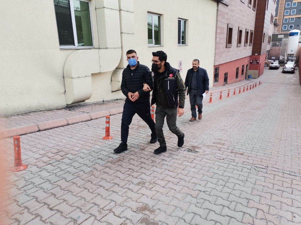 Polis Otosuna Çarpıp Kaçarken 1 Kilo Uyuşturucuyu Tarlaya Atan Baba Ve Oğlu Yakalandı