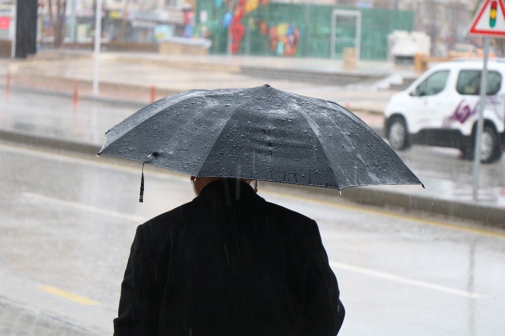 Kırşehir’de Beklenen Yağış Başladı, Valilik Fırtınaya Karşı Uyardı