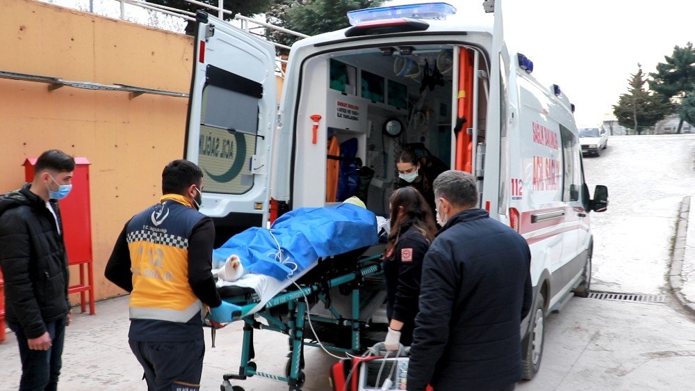 Kozalak Toplarken Yüksek Gerilim Hattına Değince Ağır Yaralandı