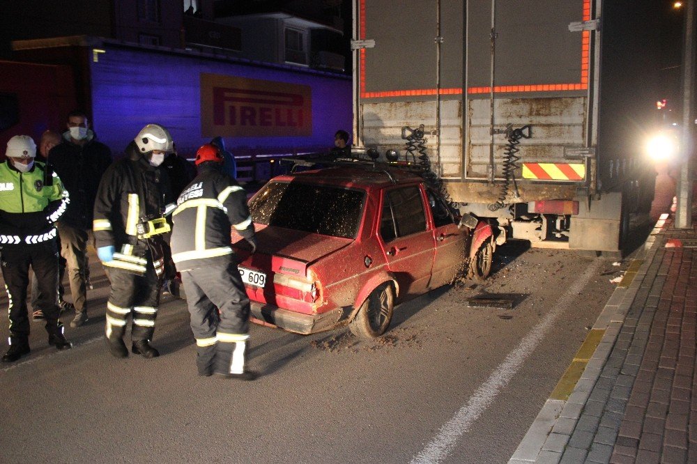Kamyonun Altına Giren Otomobildeki Sürücü Yaralandı
