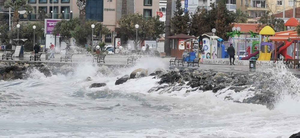 Kuşadası’nda Fırtına Etkili Oldu
