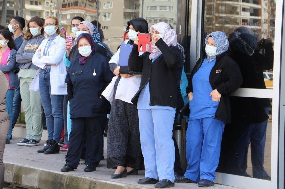 Sağlık Çalışanları Ve Hastalara Büyükşehirden Moral