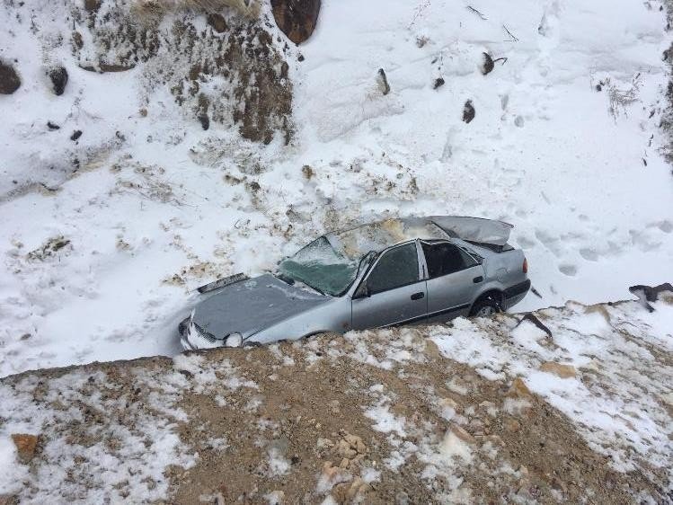 Otomobil Şarampole Yuvarlandı, 3 Öğretmen Yaralandı