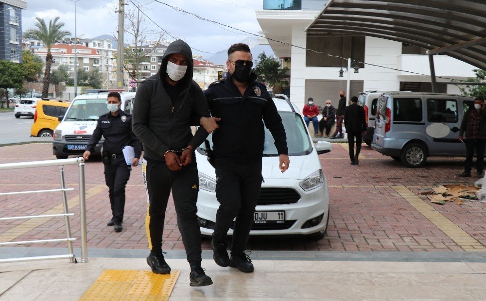 Otelden Çaldığı Eşyaları Çuvala Koyup Sırtlarken Kameralara Yakalandı