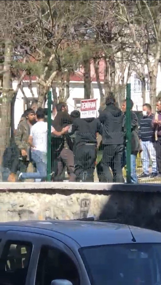 Beyoğlu’nda Meydan Kavgasında Genci Kafasından Bıçaklayan Saldırgan Yakalandı