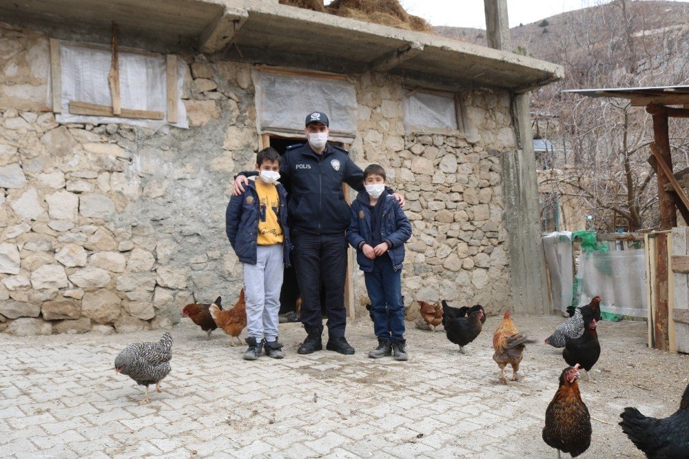 Polislerden Soğuk Kentin Çocuklarına İç Isıtan Yardım