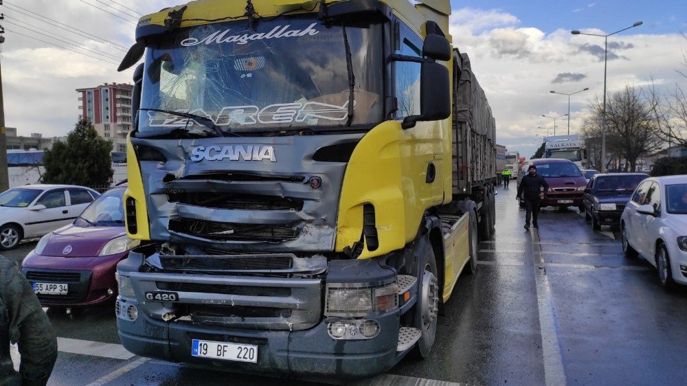 Çarşamba’da İki Tır Çarpıştı: 1 Yaralı