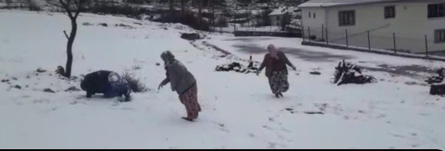 Sındırgı’da Kar Yağışı Sevinçle Karşılandı