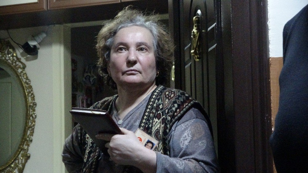 Yaşlı Kadını "sinyal Evinden Geliyor" Diyerek 90 Bin Lira Dolandırdılar