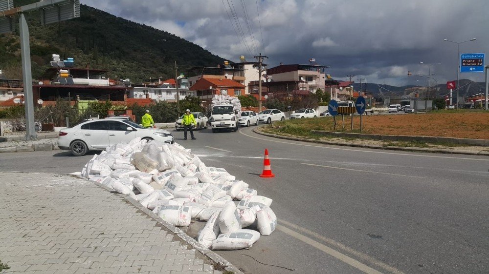 Söke’de Ola Savrulan Çuvallar Tehlike Oluşturdu