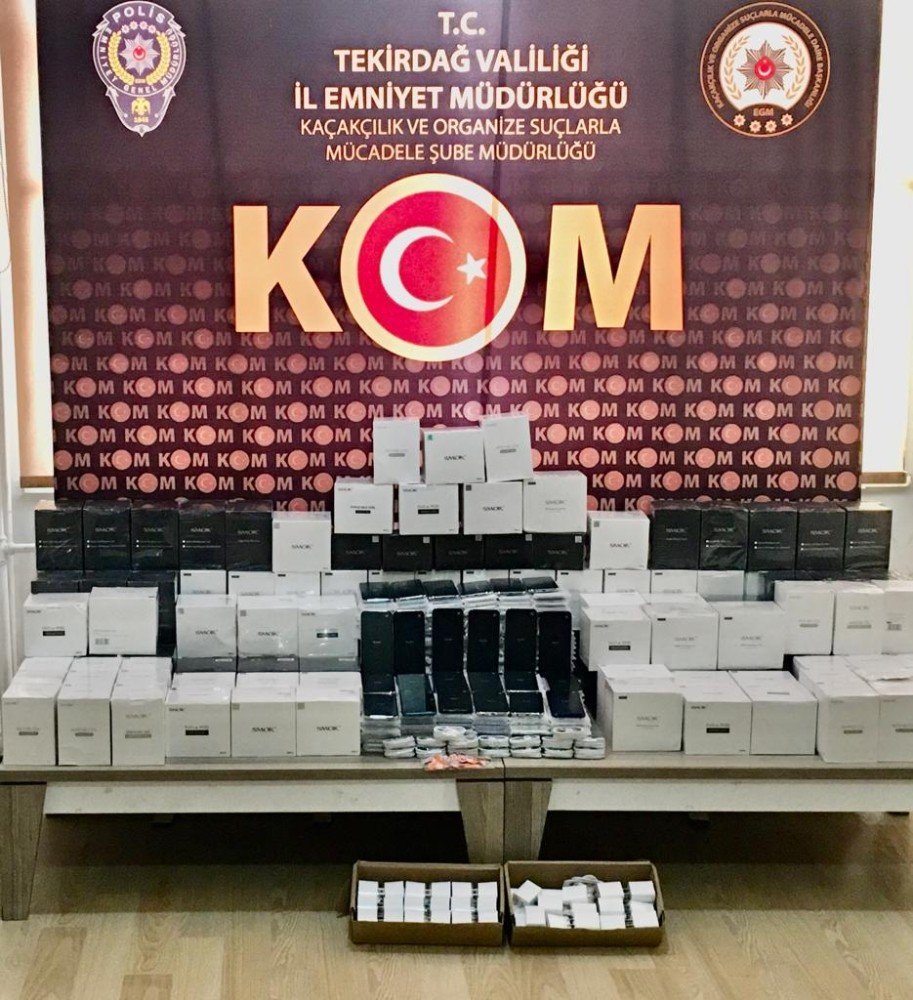 Eve Operasyonda Binlerce Kaçak Malzeme Bulundu
