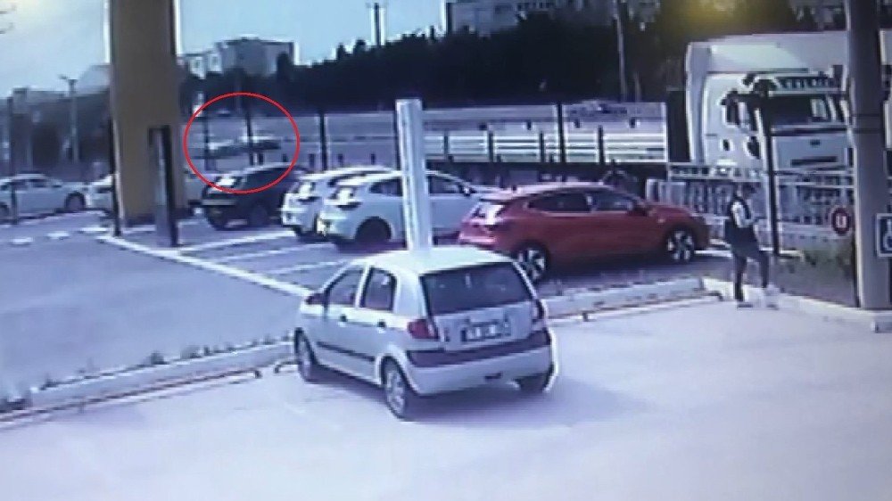 Kontrolden Çıkan Otomobil Tıra Böyle Saplandı