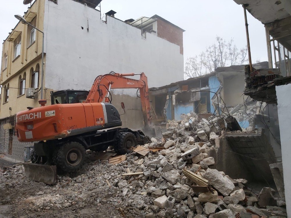 Akdeniz’de İki Metruk Bina Kontrollü Şekilde Yıkıldı