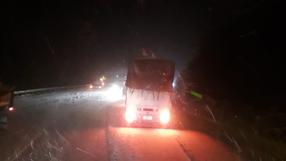 Antalya’da Kar Yağışı; Antalya-konya Karayolunda Kar Kalınlığı 30 Santime Ulaştı