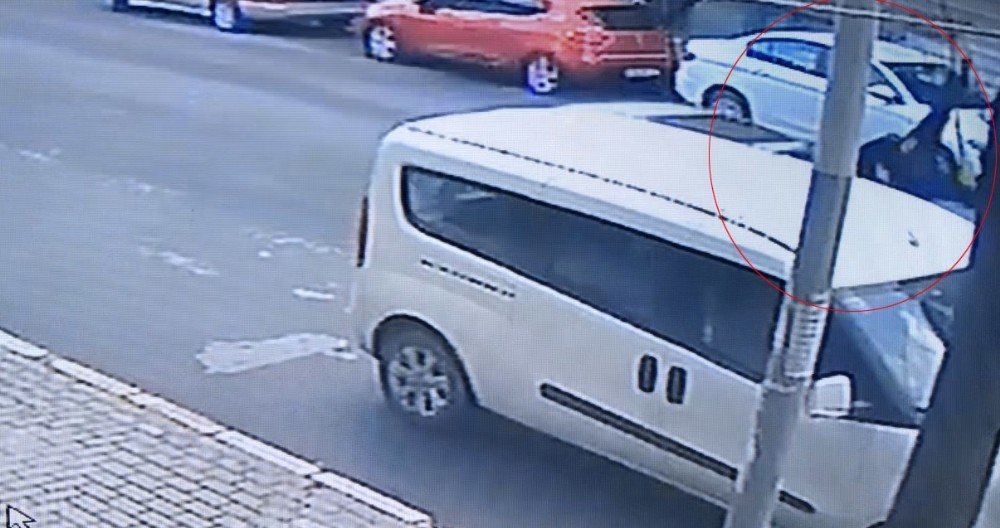 Avcılar’da Feci Kaza, Araba Çarpan Kadının Havaya Savrulması Kamerada
