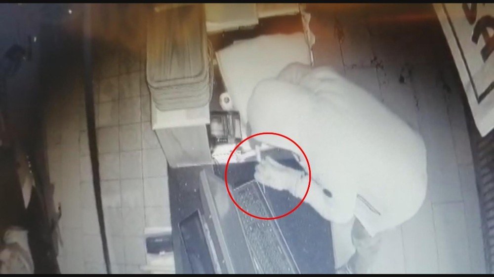 Kasayı Bıçakla Açamayınca Sadaka Kutusunu Alıp Gitti