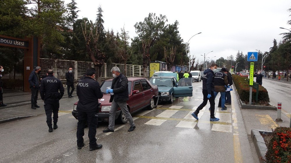 Boşanma Aşamasındaki Eşinin İçerisinde Bulunduğu Araca Silahla Ateş Açtı: 1 Yaralı