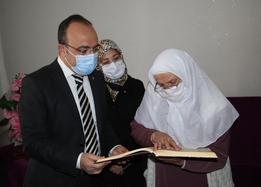 Kur’an-ı Kerim Okumak İçin Okuma Yazma Öğrenen Halime Nineye Anlamlı Hediye