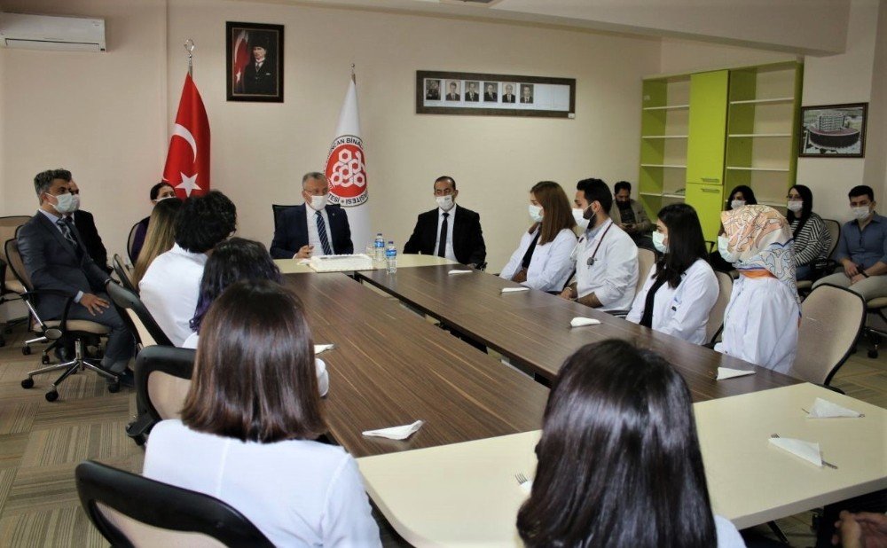 Rektör Levent, Tıp Fakültesi Öğrencileri İle Bir Araya Geldi