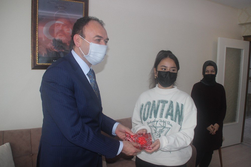 Çandıroğlu’ndan Şehit Kızına Ziyaret