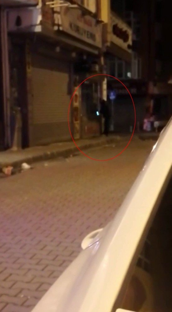 İ̇stanbul’da Restorana Girmeye Çalışan Hırsızın Suçüstü Yakalandığı Anlar Kamerada