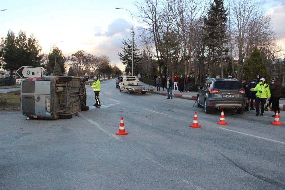 Cip İle Çarpışan Hafif Ticari Araç Yan Yattı: 1 Yaralı