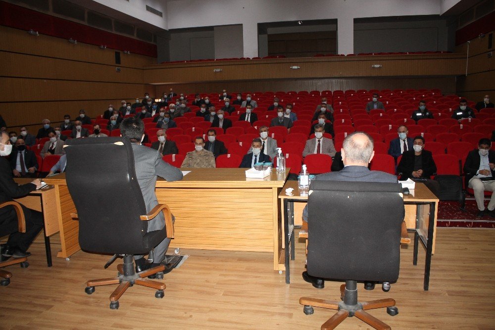 Midyat Kaymakamı Dundar Muhtarlar Toplantısına Başkanlık Yaptı