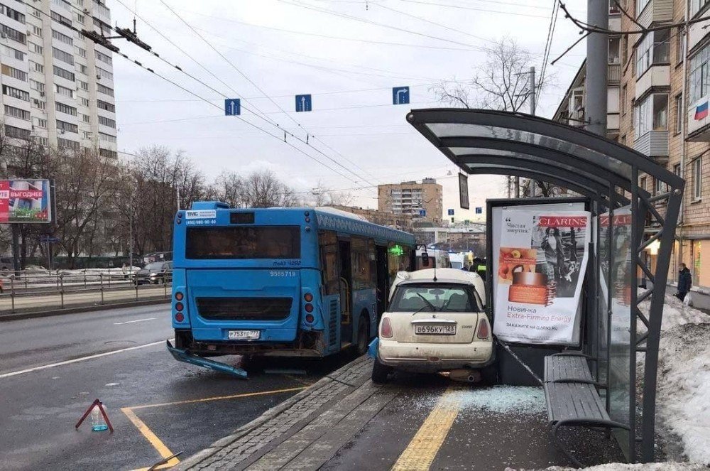 Rusya’da Aşırı Süratli Araç Otobüs Durağına Daldı: 3 Yaralı