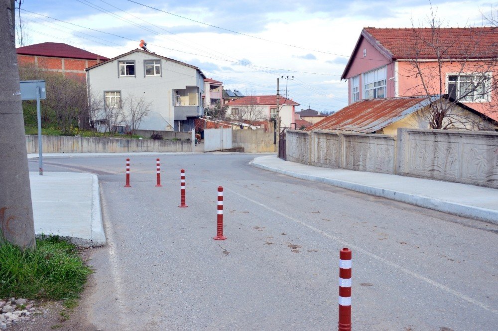 Usulsüz Olarak Yol Geçtiğini İddia Ettiği Arsasını Dubalarla Kapatarak Nöbet Tuttu