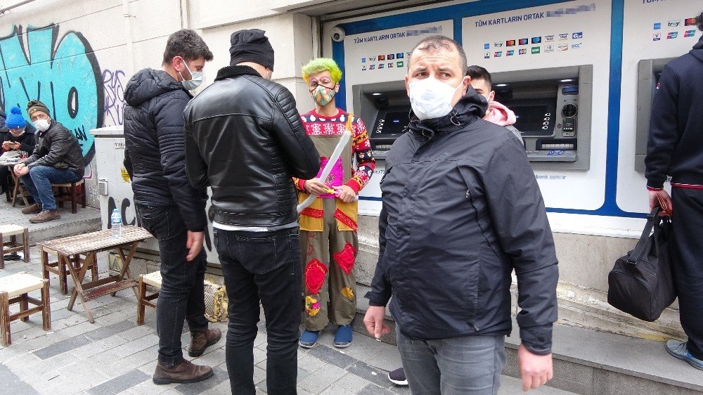 Taksim’de Özçekim Yaptırdığı Turistleri Para İçin Tehdit Eden Palyaço Gözaltına Alındı