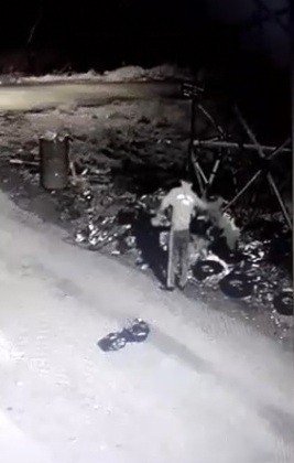 Tanınmamak İçin Maske Takan Hırsız, Maskeyi Çöpe Atarken Kameralara Yakalandı