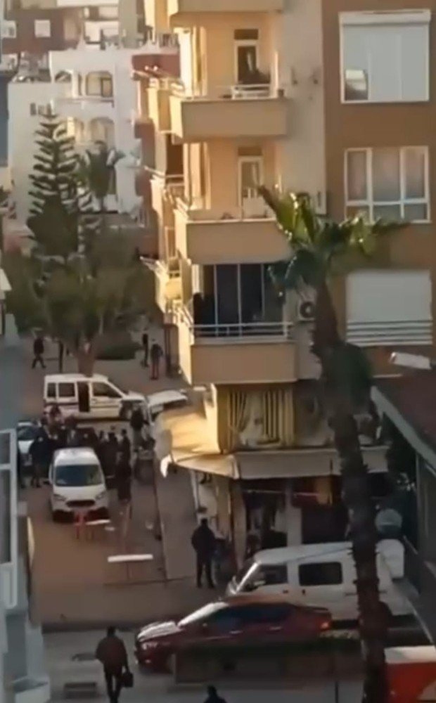 Transseksüel Olduğu İddia Edilen Kişiye Sokak Ortasında Öldüresiye Darp
