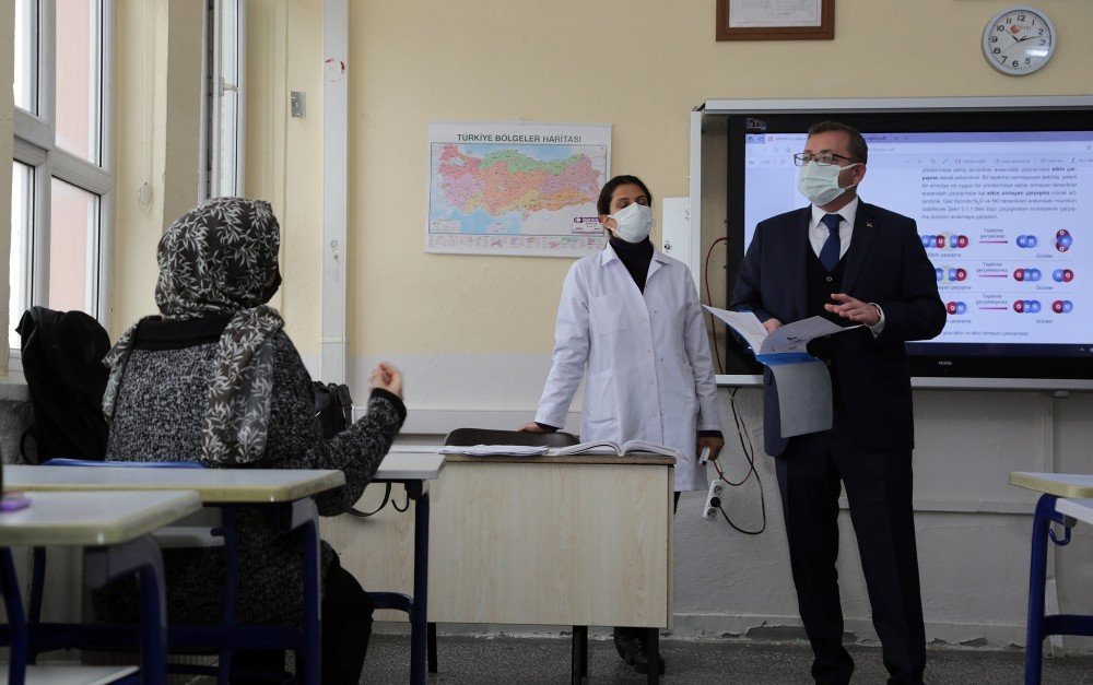 Vali Polat’tan Okul Ziyareti