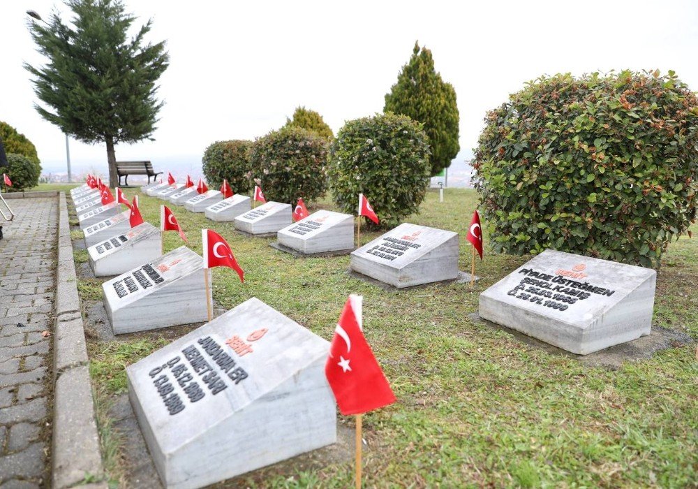 18 Mart Serdivan Şehitliğinde Anıldı