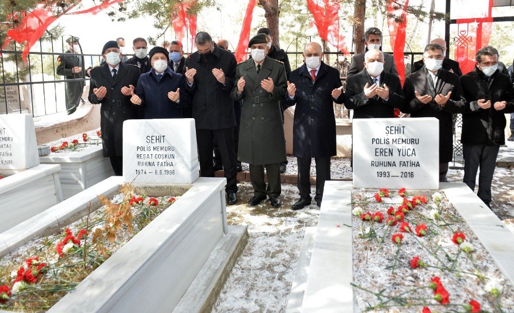 Erzurum Şehitliğinde 18 Mart Töreni
