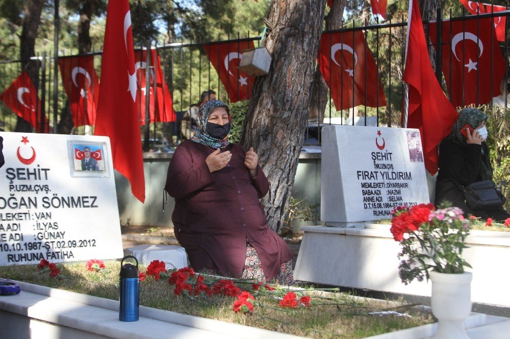 Antalya Şehitliğinde Duygusal Anlar