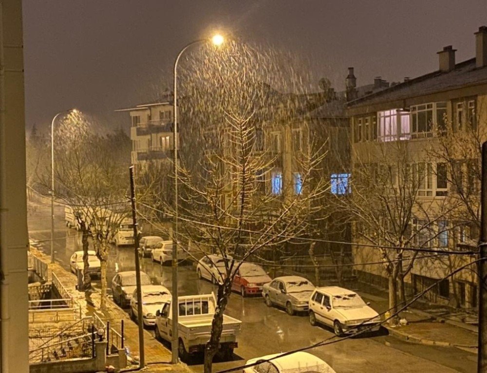 Afyonkarahisar’da Gece Yarısı Kar Yağışı Sürprizi