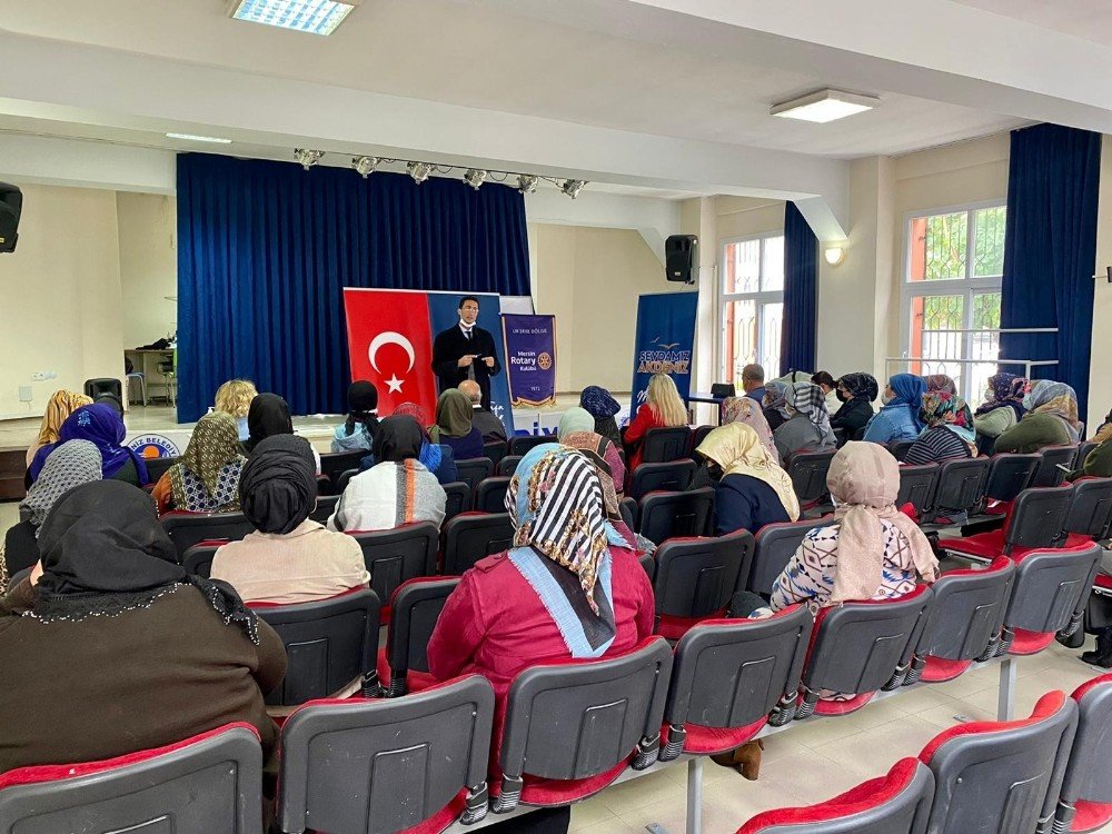 Akdeniz Belediyesinde Kadınlara Yönelik Eğitim Seminerleri Sürüyor