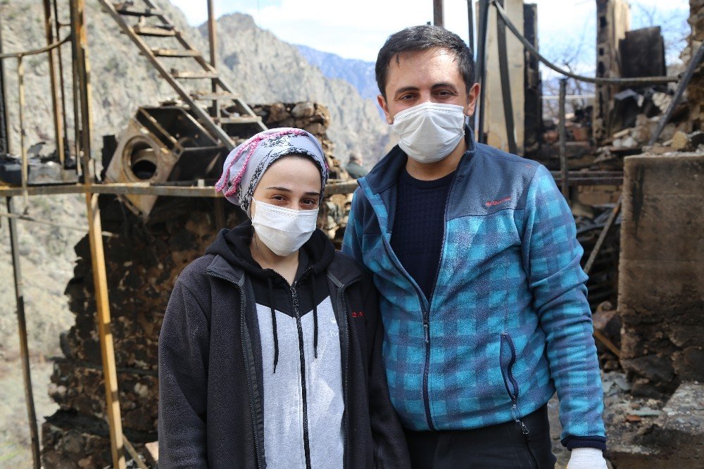 Dört Ay Sonra Düğün Yapacak Olan Çift Yanan Evlerinin Enkazında Altın Ve Ziynet Eşyalarını Aradılar