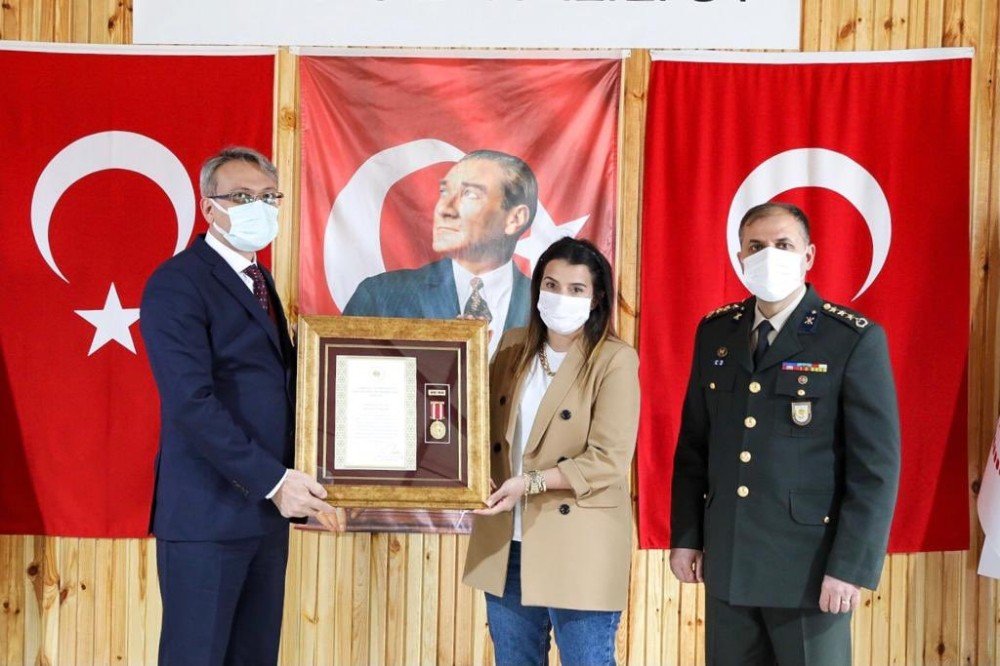 Bingöl’de İdlib Şehitlerinin Ailelerine "devlet Övünç Madalyası"