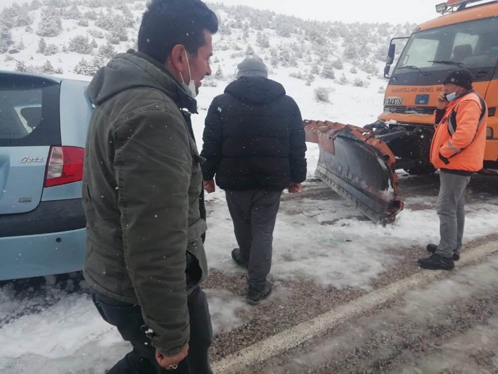 Direksiyon Hakimiyetini Kaybetti, Kar Küreme Aracına Çarptı