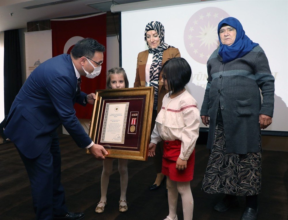 Afyonkarahisar Şehidinin İkiz Kızlarına ’devlet Övünç’ Madalyası