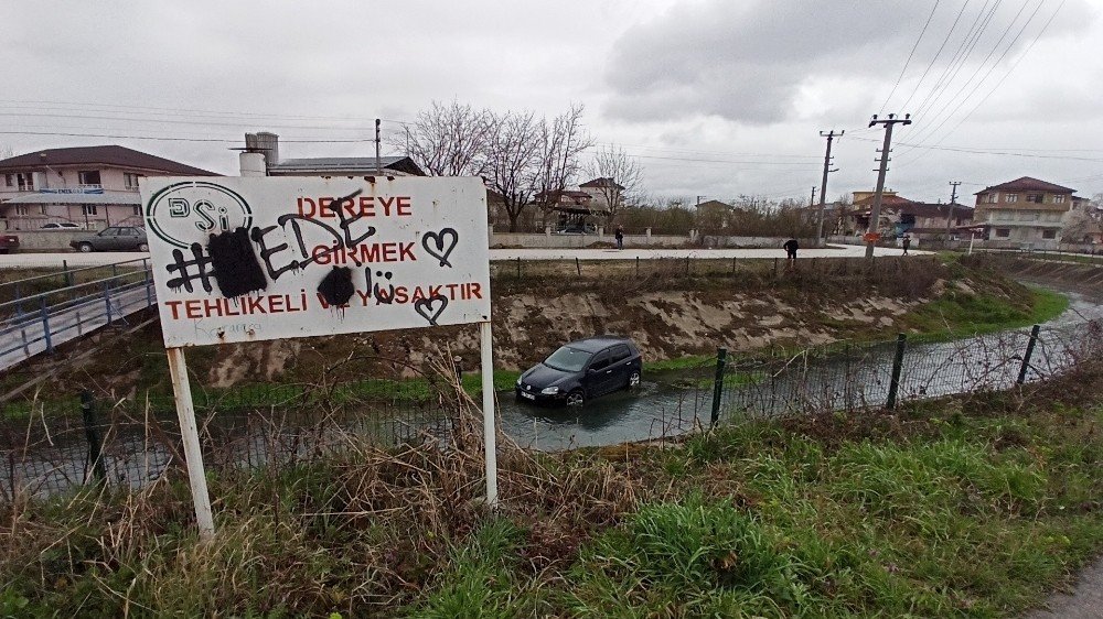 Dereye Uçan Otomobilden Burnu Kanamadan Çıktı
